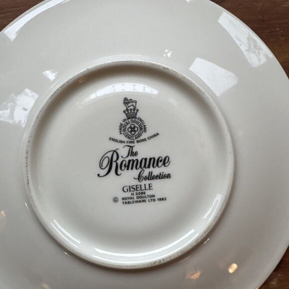 Royal Doulton 4 Teacup And Saucer Sets "Giselle" Romance Collection 1980s VTG - Picture 7 of 9